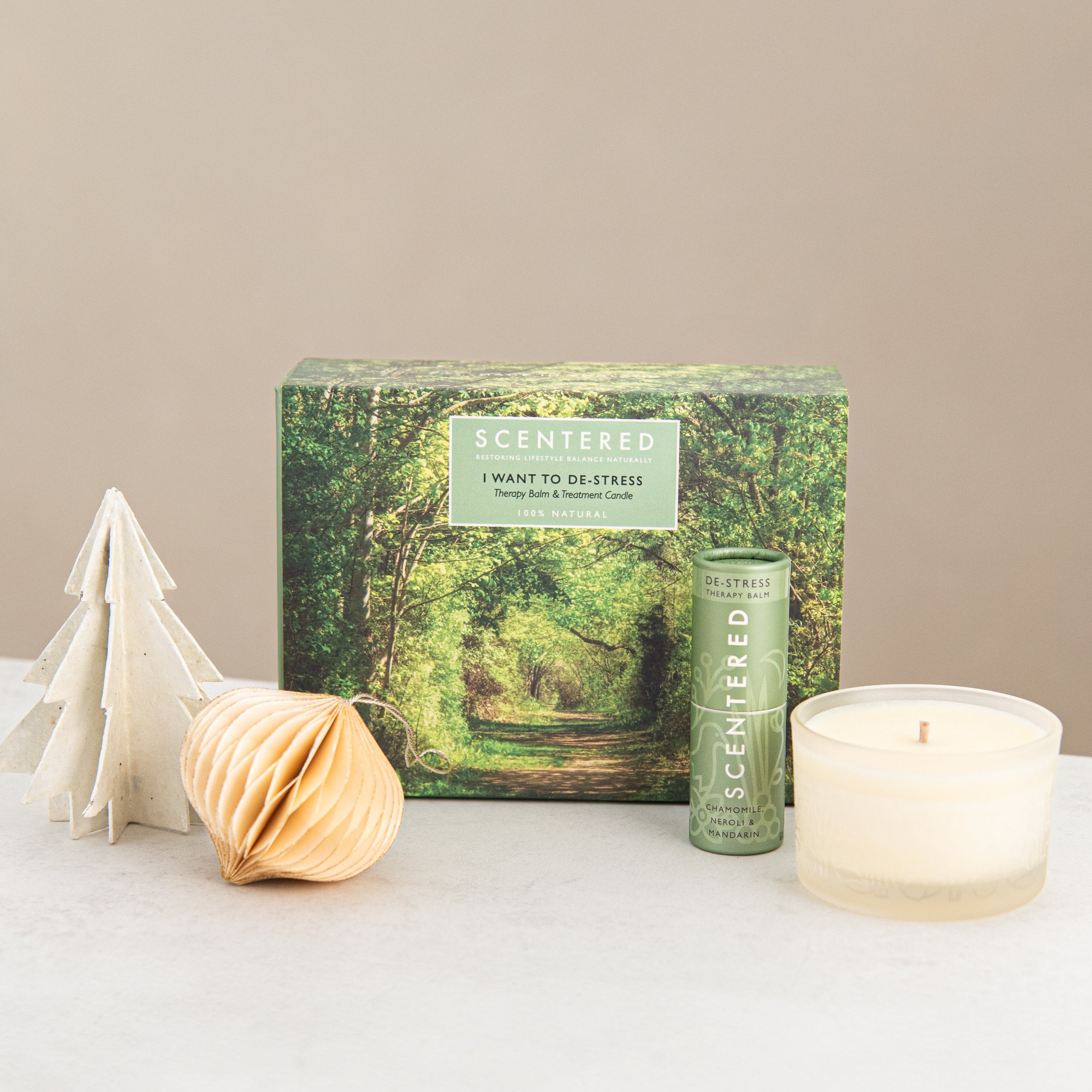 De-stress balm candle set with Christmas tree decoration.
